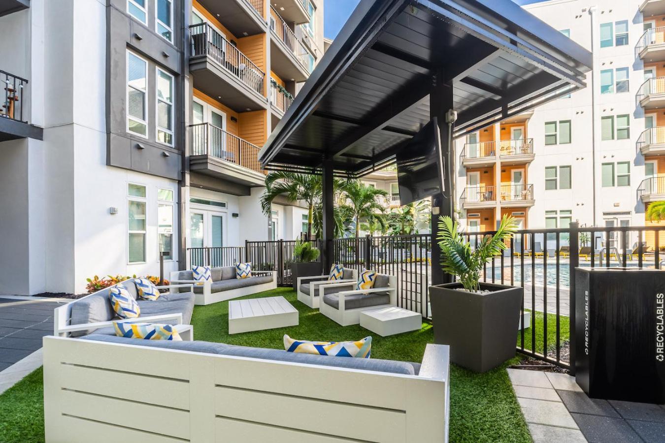 Tropical Field 1 Bed In Downtown With Free Parking Apartment Sankt Petersburg Exterior foto